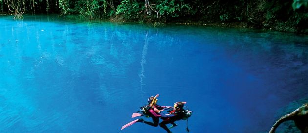 Blue hole circuit guidé en français au Vanuatu